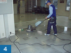 印刷会社の Ｐタイル床の剥離洗浄・ＷＡＸ仕上げ作業4