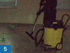 印刷会社の Ｐタイル床の剥離洗浄・ＷＡＸ仕上げ作業5
