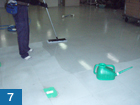 印刷会社の Ｐタイル床の剥離洗浄・ＷＡＸ仕上げ作業7