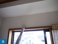 ホコリの溜まりやすい窓枠上部の淵も、掃除機かけます。 (細口ノズル)
